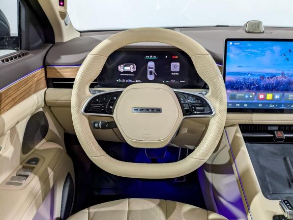 Seres M7 с пробегом 2024 года, цена 4 500 000 рублей, 14518 км, внедорожник, Автокод Объявления