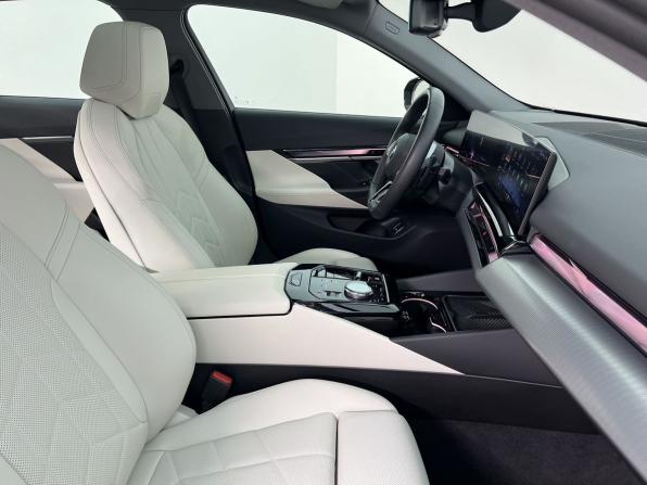 BMW 5 серии VIII (G60/G61/G68) с пробегом 2024 года, цена 7 600 000 рублей, 3400 км, седан, Автокод Объявления