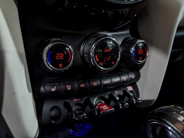 Mini Hatch III (F55/F56) Рестайлинг с пробегом 2018 года, цена 1 695 000 рублей, 100450 км, хэтчбек, Автокод Объявления