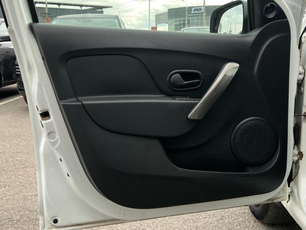 Renault Logan II Рестайлинг с пробегом 2018 года, цена 575 000 рублей, 178000 км, седан, Автокод Объявления