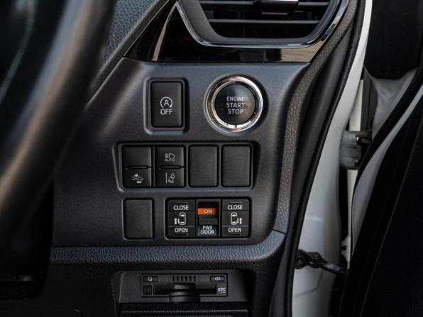 Toyota Voxy III (R80) с пробегом 2017 года, цена 2 180 000 рублей, 113405 км, минивэн, Автокод Объявления