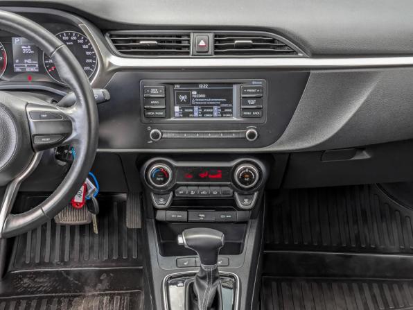 Kia Rio IV Рестайлинг с пробегом 2021 года, цена 1 550 000 рублей, 80362 км, седан, Автокод Объявления