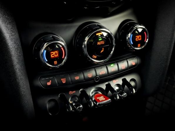 Mini Hatch III (F55/F56) Рестайлинг с пробегом 2021 года, цена 2 550 000 рублей, 66313 км, хэтчбек, Автокод Объявления