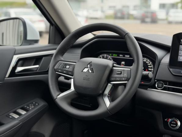 Mitsubishi Outlander IV с пробегом 2023 года, цена 3 850 000 рублей, 30 км, внедорожник, Автокод Объявления