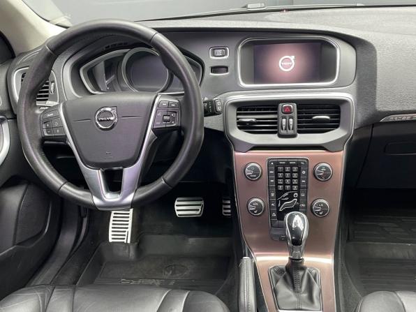 Volvo V40 Cross Country I Рестайлинг с пробегом 2017 года, цена 1 650 000 рублей, 126496 км, хэтчбек, Автокод Объявления