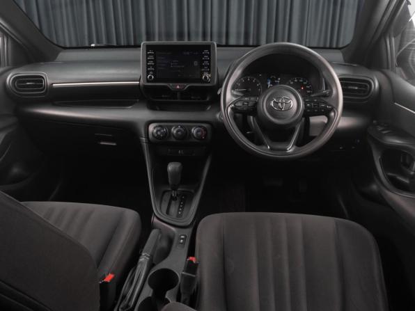 Toyota Yaris IV с пробегом 2021 года, цена 1 449 000 рублей, 133213 км, хэтчбек, Автокод Объявления