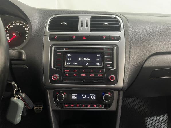 Volkswagen Polo V Рестайлинг с пробегом 2016 года, цена 1 099 000 рублей, 71268 км, седан, Автокод Объявления