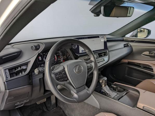 Lexus ES VII Рестайлинг с пробегом 2023 года, цена 4 525 000 рублей, 25601 км, седан, Автокод Объявления
