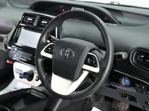 Toyota Prius IV (XW50) с пробегом 2017 года, цена 1 560 000 рублей, 162428 км, лифтбек, Автокод Объявления