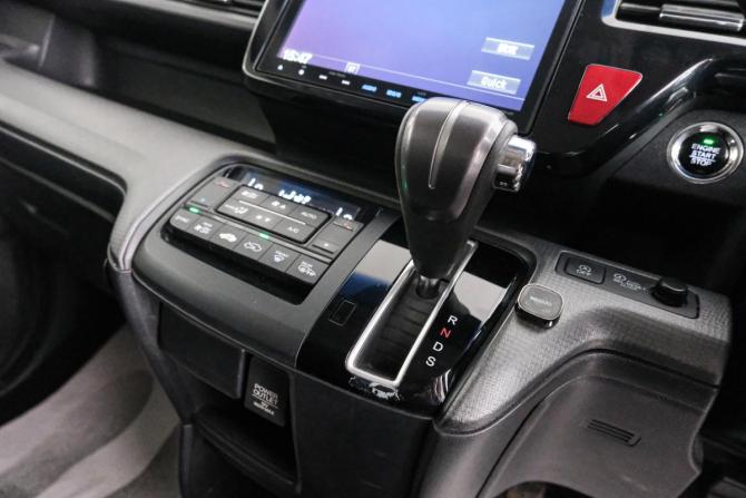 Honda Stepwgn V с пробегом 2015 года, цена 1 559 000 рублей, 211000 км, минивэн, Автокод Объявления
