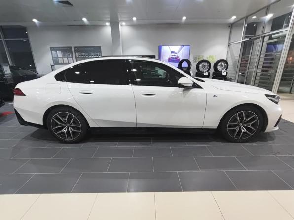 BMW 5 серии VIII (G60/G61/G68) с пробегом 2023 года, цена 7 700 000 рублей, 9795 км, седан, Автокод Объявления