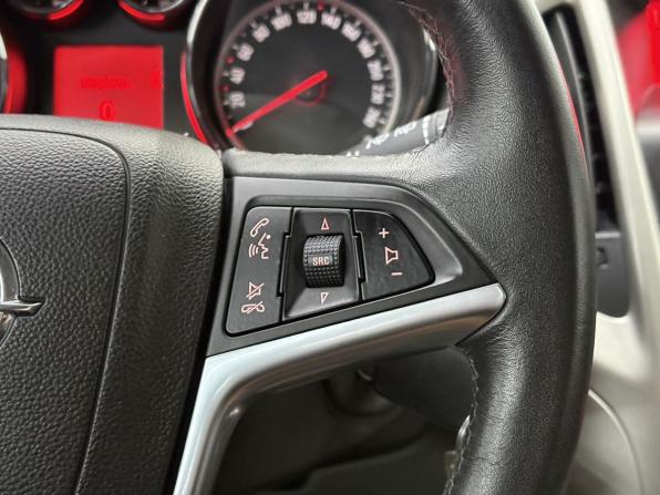 Opel Astra J Рестайлинг с пробегом 2012 года, цена 1 345 000 рублей, 28483 км, хэтчбек, Автокод Объявления