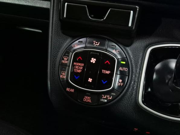 Toyota Noah III (R80) с пробегом 2014 года, цена 1 850 000 рублей, 262415 км, минивэн, Автокод Объявления