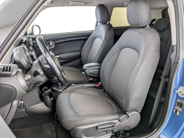 Mini Hatch III (F55/F56) Рестайлинг 2 с пробегом 2021 года, цена 2 325 000 рублей, 96721 км, хэтчбек, Автокод Объявления