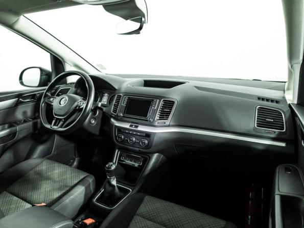 Volkswagen Sharan II Рестайлинг с пробегом 2019 года, цена 2 850 000 рублей, 137729 км, минивэн, Автокод Объявления