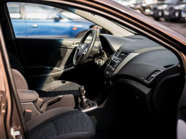 Hyundai Solaris I Рестайлинг с пробегом 2015 года, цена 665 000 рублей, 142830 км, хэтчбек, Автокод Объявления