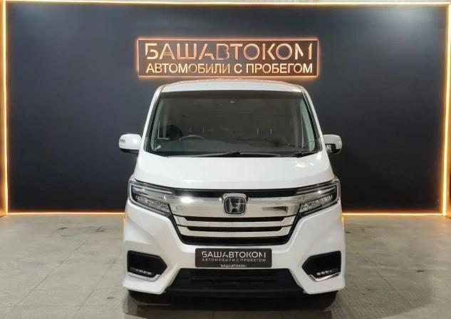 Honda Stepwgn V Рестайлинг с пробегом 2018 года, цена 2 425 000 рублей, 101894 км, минивэн, Автокод Объявления