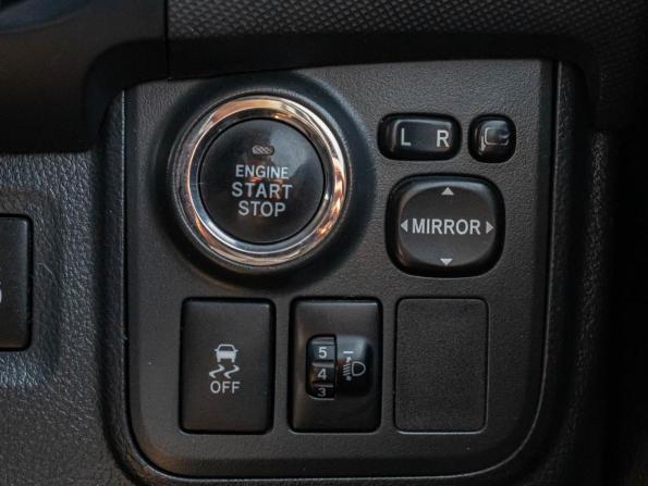 Toyota Wish II Рестайлинг с пробегом 2013 года, цена 1 465 000 рублей, 175639 км, минивэн, Автокод Объявления