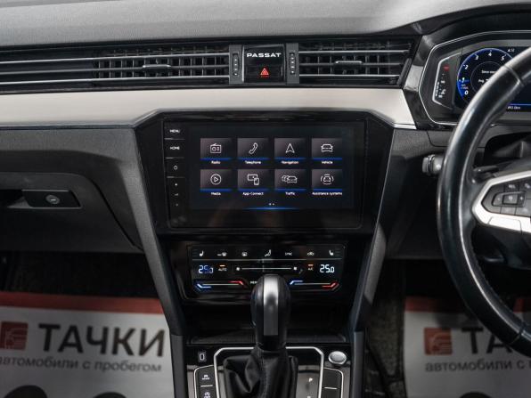 Volkswagen Passat B8 Рестайлинг с пробегом 2021 года, цена 2 400 000 рублей, 52607 км, седан, Автокод Объявления