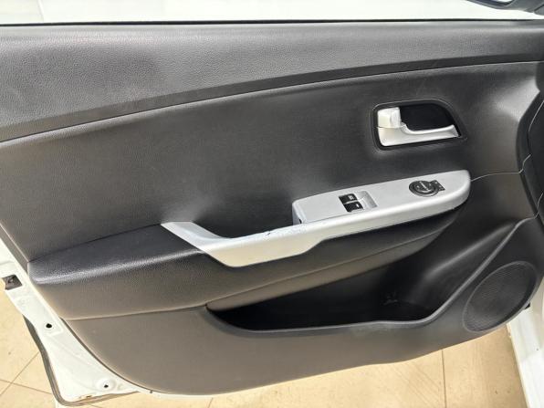 Kia Rio III с пробегом 2015 года, цена 820 000 рублей, 261162 км, хэтчбек, Автокод Объявления