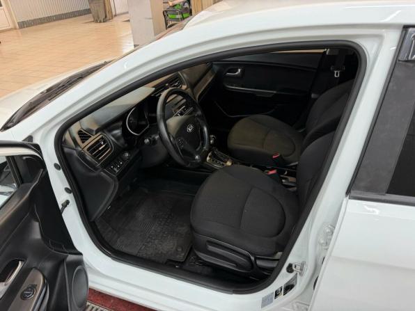 Kia Rio III Рестайлинг с пробегом 2015 года, цена 999 000 рублей, 180260 км, седан, Автокод Объявления