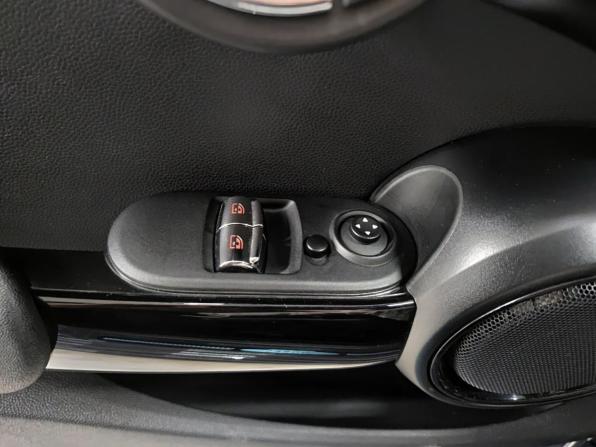 Mini Hatch III (F55/F56) Рестайлинг с пробегом 2018 года, цена 2 740 000 рублей, 94651 км, хэтчбек, Автокод Объявления