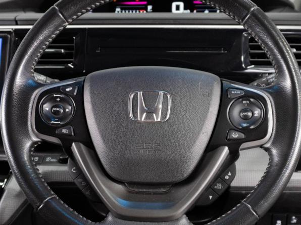 Honda Stepwgn V Рестайлинг с пробегом 2017 года, цена 2 399 000 рублей, 155728 км, минивэн, Автокод Объявления