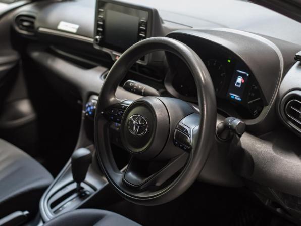 Toyota Yaris IV с пробегом 2020 года, цена 1 300 000 рублей, 93337 км, хэтчбек, Автокод Объявления