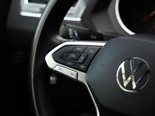 Volkswagen Tiguan II Рестайлинг с пробегом 2021 года, цена 2 614 000 рублей, 33911 км, внедорожник, Автокод Объявления