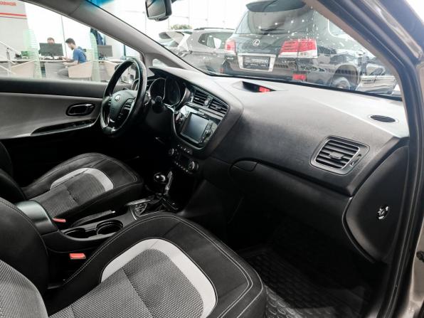 Kia Ceed II Рестайлинг с пробегом 2018 года, цена 1 350 000 рублей, 127730 км, хэтчбек, Автокод Объявления