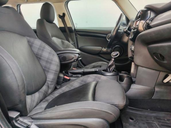 Mini Hatch III (F55/F56) с пробегом 2018 года, цена 1 365 000 рублей, 206038 км, хэтчбек, Автокод Объявления