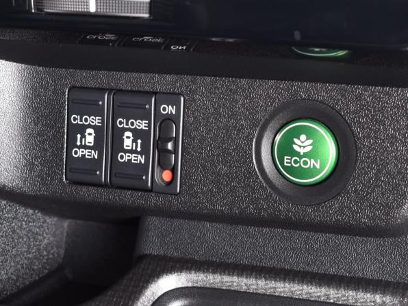 Honda Stepwgn V Рестайлинг с пробегом 2018 года, цена 2 375 995 рублей, 80752 км, минивэн, Автокод Объявления