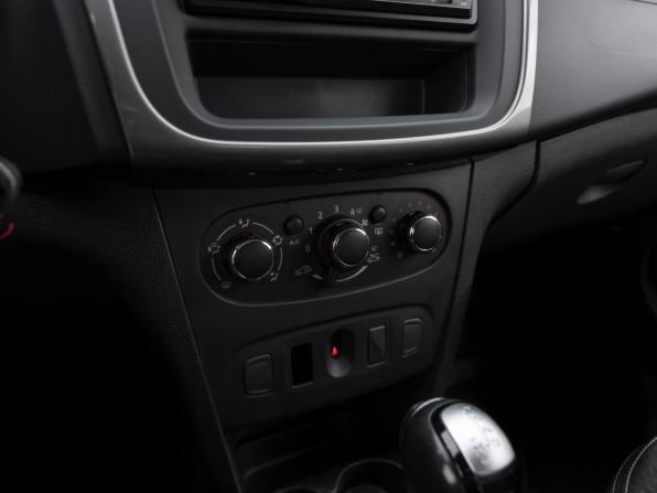 Renault Logan II Рестайлинг с пробегом 2021 года, цена 950 000 рублей, 89260 км, седан, Автокод Объявления