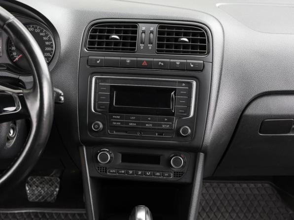 Volkswagen Polo V Рестайлинг с пробегом 2017 года, цена 1 349 000 рублей, 132940 км, седан, Автокод Объявления