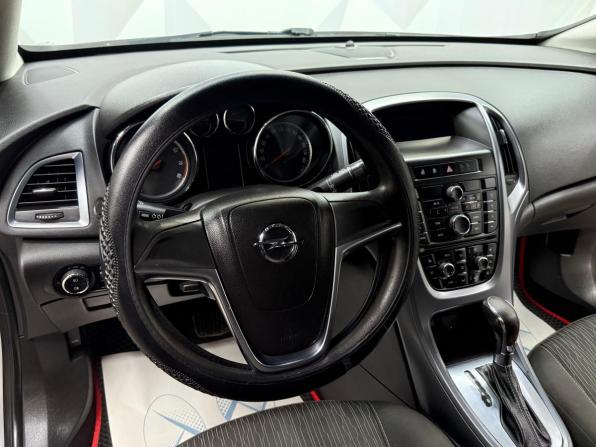 Opel Astra J Рестайлинг с пробегом 2013 года, цена 560 000 рублей, 220132 км, хэтчбек, Автокод Объявления