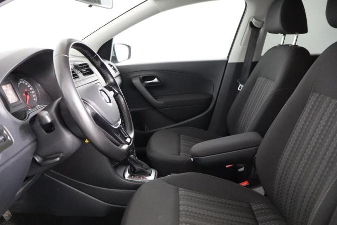 Volkswagen Polo V Рестайлинг с пробегом 2018 года, цена 979 000 рублей, 142000 км, седан, Автокод Объявления