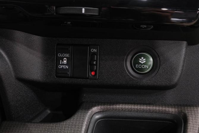 Honda Stepwgn V с пробегом 2017 года, цена 2 099 000 рублей, 110000 км, минивэн, Автокод Объявления