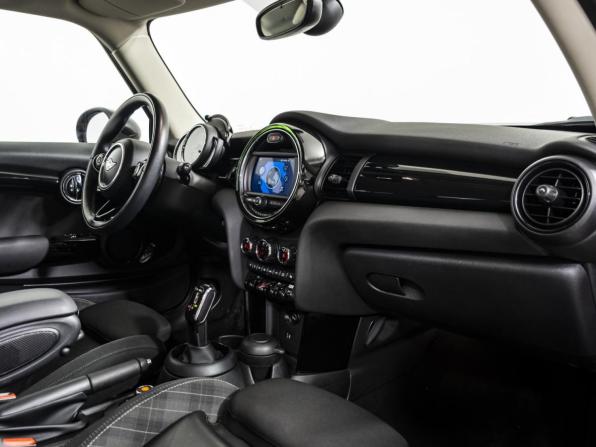 Mini Hatch III (F55/F56) Рестайлинг с пробегом 2019 года, цена 2 498 000 рублей, 15062 км, хэтчбек, Автокод Объявления