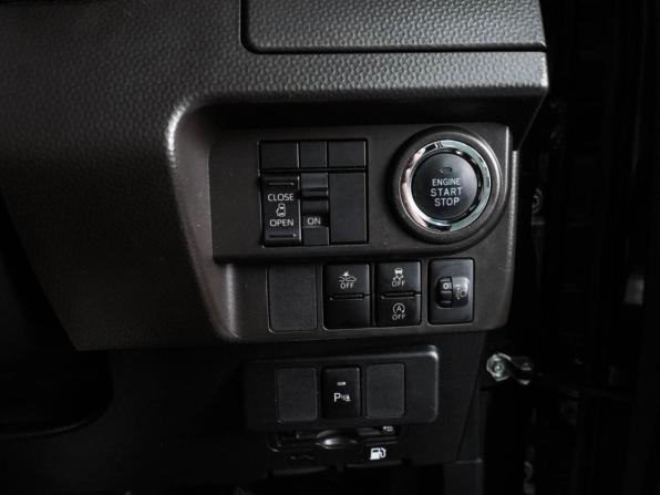 Toyota Roomy I Рестайлинг с пробегом 2021 года, цена 1 369 000 рублей, 70846 км, микровэн, Автокод Объявления