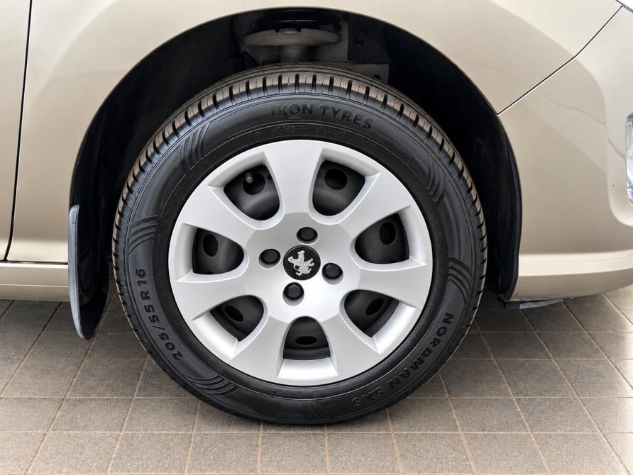 Peugeot 408 I Москва  - изображение 16