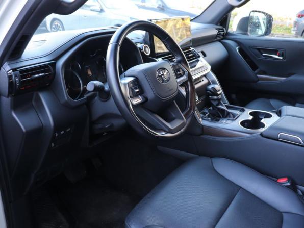 Toyota Land Cruiser 300 Series с пробегом 2022 года, цена 9 378 000 рублей, 28197 км, внедорожник, Автокод Объявления