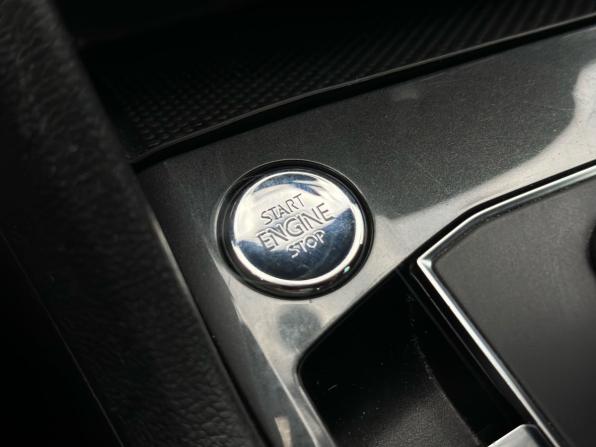 Volkswagen Tiguan II с пробегом 2018 года, цена 1 799 000 рублей, 240393 км, внедорожник, Автокод Объявления