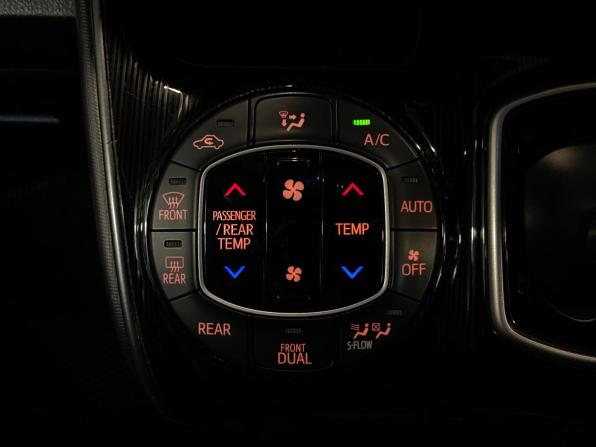 Toyota Esquire I Рестайлинг с пробегом 2019 года, цена 2 690 000 рублей, 97132 км, минивэн, Автокод Объявления