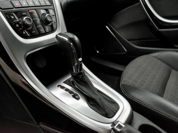 Opel Astra J Рестайлинг с пробегом 2013 года, цена 760 000 рублей, 205000 км, хэтчбек, Автокод Объявления