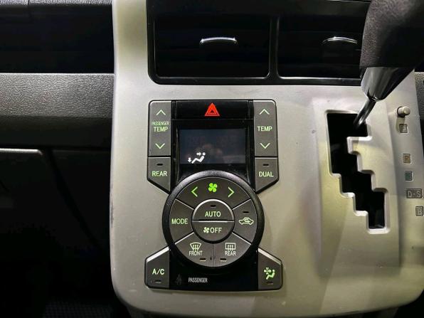 Toyota Voxy II (R70) с пробегом 2009 года, цена 1 099 000 рублей, 292029 км, минивэн, Автокод Объявления