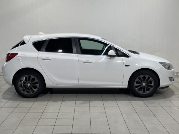 Opel Astra J с пробегом 2011 года, цена 604 500 рублей, 216000 км, хэтчбек, Автокод Объявления
