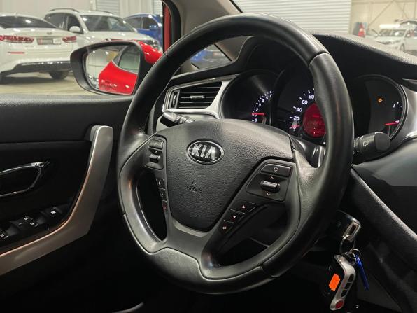 Kia Ceed II Рестайлинг с пробегом 2017 года, цена 1 035 000 рублей, 109628 км, хэтчбек, Автокод Объявления