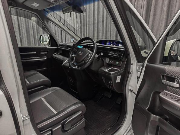 Honda Stepwgn V с пробегом 2016 года, цена 1 770 000 рублей, 128000 км, минивэн, Автокод Объявления