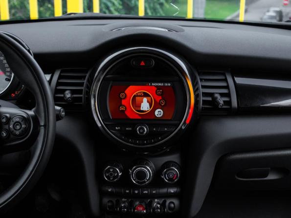 Mini Hatch III (F55/F56) Рестайлинг с пробегом 2021 года, цена 2 150 000 рублей, 23502 км, хэтчбек, Автокод Объявления