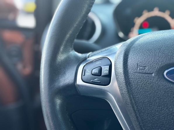 Ford Fiesta Mk6 Рестайлинг с пробегом 2015 года, цена 850 000 рублей, 151000 км, седан, Автокод Объявления